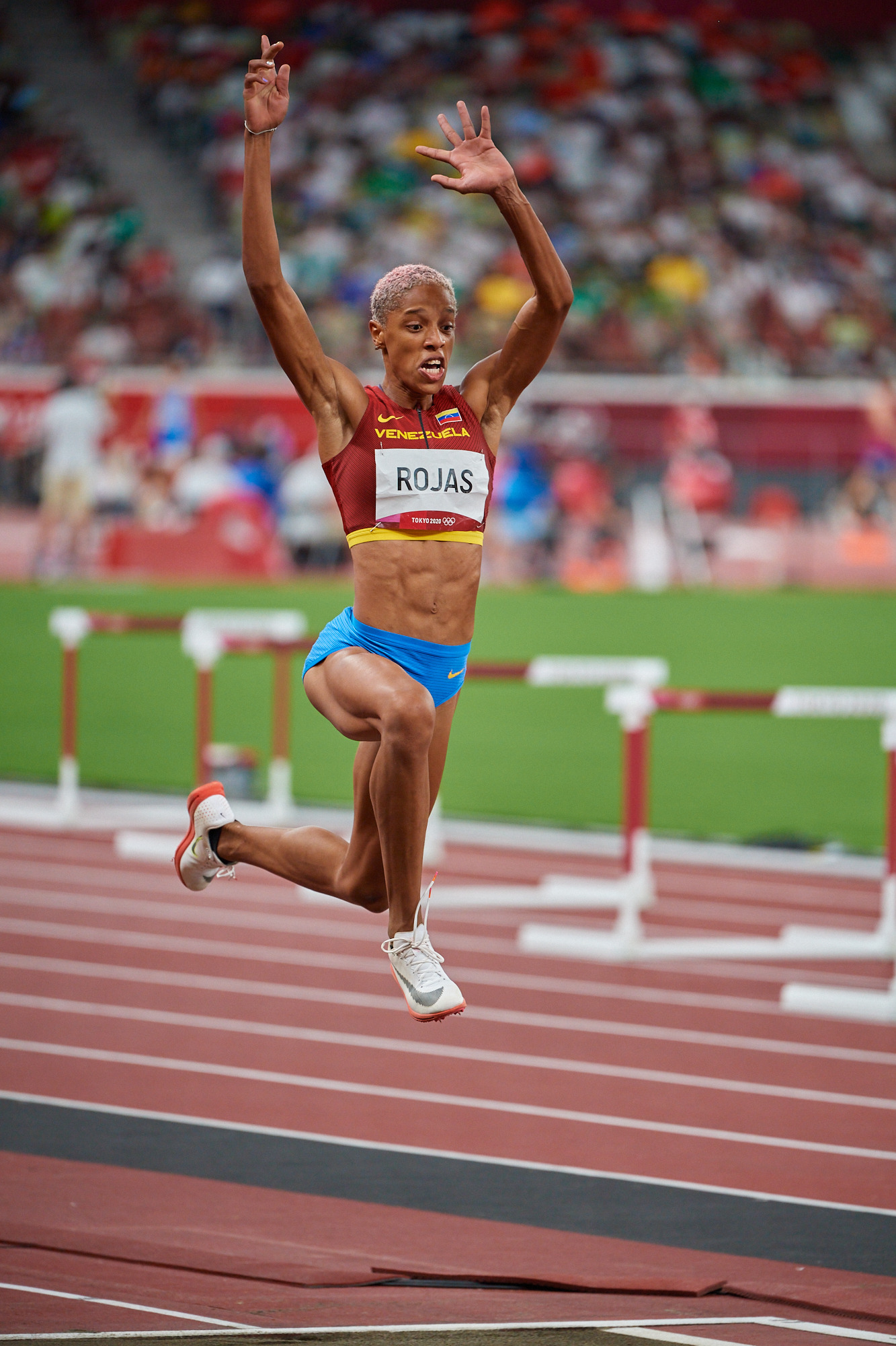 Photo of Yulimar Rojas jumping for gold in the triple jump Tokyo 2020